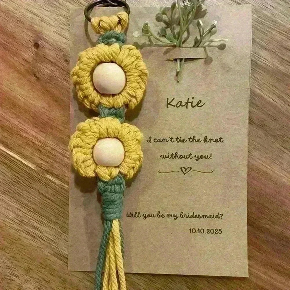 Yellow flower keychains - Picture 1 of 3